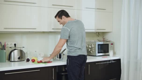 Uomo felice cucina cena sana in cucina . — Video Stock