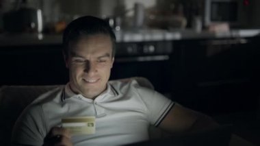 Karanlık ofiste dizüstü ekran önünde evet jest yapma Closeup neşeli adam