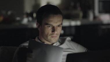 Uzak bir işyerinde çalışan ciddi iş adamı.