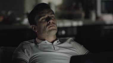 Uzak bir yerde geç saatlere kadar çalışan ciddi bir adam. Yorgun işadamı defter değiştirme