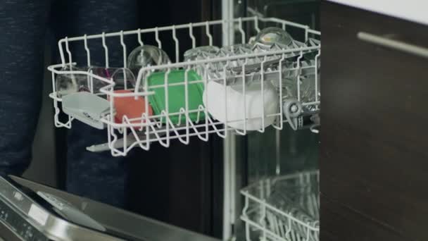 Primo piano uomo mani caricamento lavastoviglie macchina al rallentatore . — Video Stock