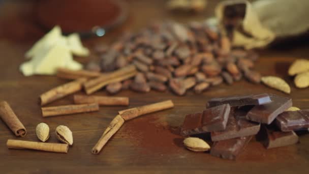 Primer plano mano femenina poner barra de chocolate en la mesa de madera . — Vídeos de Stock