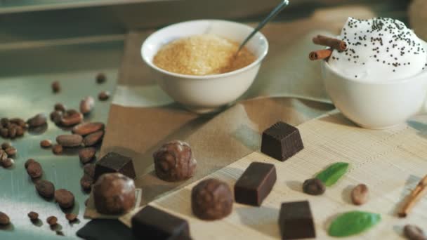 Szekrény különböző édességek készlet marad zsák felületén. Nádcukor tálban. — Stock videók
