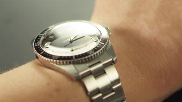 Closeup male hand with mechanical watch. Macro wrist watch on male hand. — Stockvideo