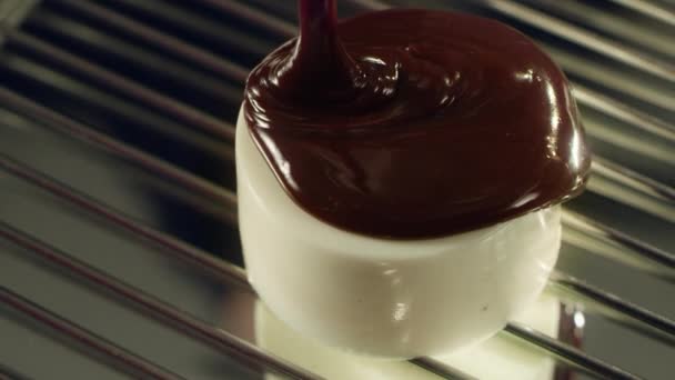 Derrame de chocolate líquido en panna cotta por glaseado caliente en la cocina profesional . — Vídeos de Stock