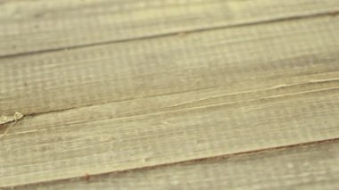 Çiğ kakao çekirdekleri ağır çekimde ahşap masa yüzeyine düşüyor..