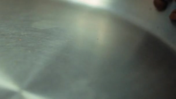 A közeli kávészemek lassított felvételen dobálják a fémserpenyőt. Pirított magvak keverése — Stock videók
