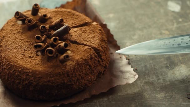 Торт крупным планом с ножом в замедленной съемке . — стоковое видео
