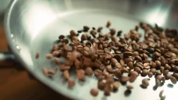 Närbild kaffe frön rostning på pan i slow motion. Rostade kaffebönor. — Stockvideo