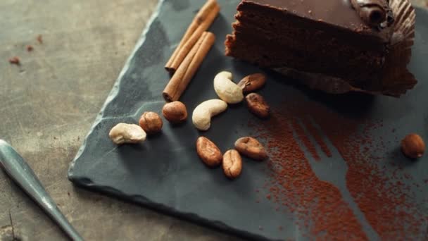 シェフ手飾るチョコレートケーキで新鮮なミントの葉でスローモーション. — ストック動画