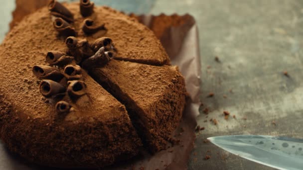 Nahaufnahme eines Schokoladenkuchens mit Messer in Zeitlupe. — Stockvideo