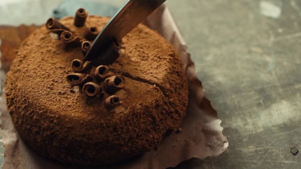 Fermez les mains en coupant le gâteau au ralenti. Macro de couteau coupe gâteau au chocolat — Video