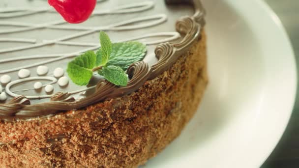 Primeros planos mujer decoración de la mano de la torta con cereza en cámara lenta . — Vídeos de Stock