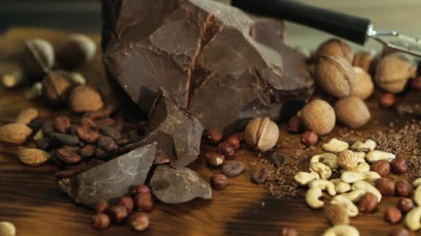 Gesloten geraspte chocolade gieten op tafel. Zoete ingrediënten liggen op tafel. — Stockvideo