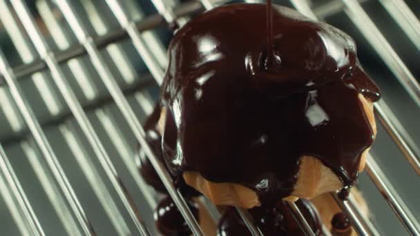 Gesmolten chocolade stromend op smakelijke taart stromend in slow motion. — Stockvideo