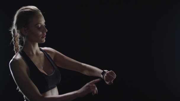 Портрет фитнес-женщины, проверяющей пульс с помощью умных часов после тренировки . — стоковое видео