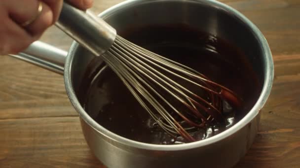 Closeup chef-kok hand koken gesmolten chocolade in slow motion. — Stockvideo