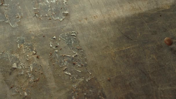 Кавові зерна падають на поверхню столу при повільному русі. Інгредієнти ароматичного напою — стокове відео