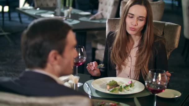 Mujer de negocios comiendo comida en el restaurante. Pareja de negocios cenando juntos — Vídeos de Stock