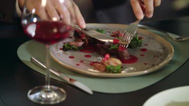 Lokantada et kesen erkek eller. Restoranda yemek yiyen iş adamı.