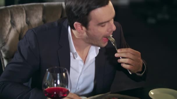 Homem de negócios comendo comida e bebendo vinho no restaurante. Jantar de empresário — Vídeo de Stock