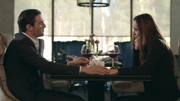 Hombre guapo haciendo la propuesta de matrimonio a la mujer en la cena del restaurante — Vídeos de Stock