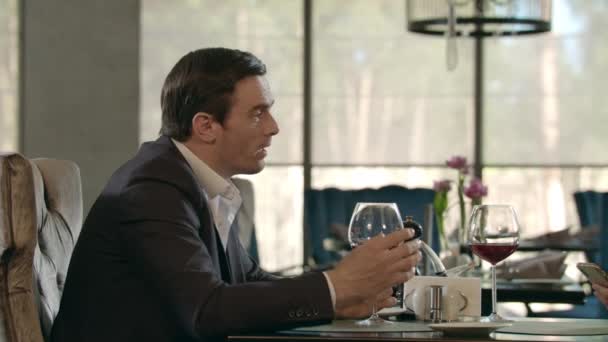 Mann spricht mit trauriger Frau im Restaurant. Mann streitet sich mit Frau in Café. — Stockvideo