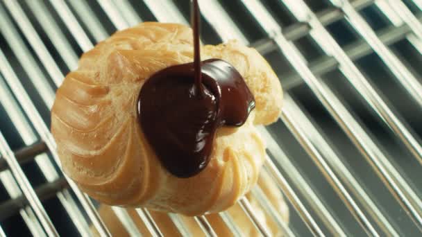 Closeup choux ζαχαροπλαστικής ρίχνει με σοκολάτα σε επαγγελματικό εστιατόριο. — Αρχείο Βίντεο