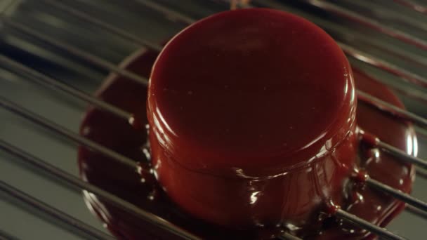 Dessert di fiocchi di latte di primo piano che sta su grata in metallo . — Video Stock