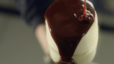Beyaz pastanın çikolata kaplı yüzeyi. Panna cotta pişiriyorum.