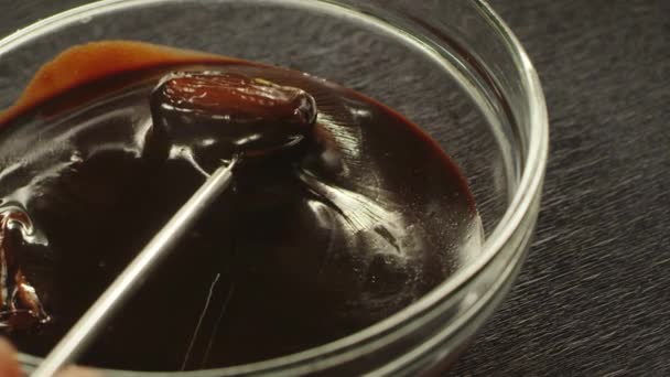 Proceso de fabricación de dulces con dátiles cubiertos de chocolate negro — Vídeos de Stock