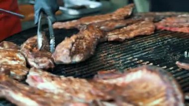 Akşam yemeğini yan gören adam pişiriyor. Erkek domuz pirzolası pişiriyor..