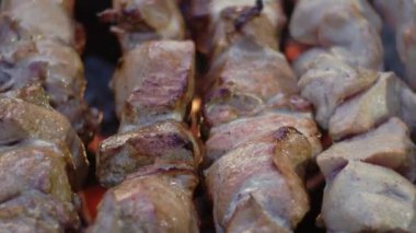Metal şişler üzerinde ızgara domuz kebabı. Parti için domuz eti ızgarası