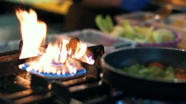 Mãos de chef de close-up misturando legumes na frigideira. Cozinheiro preparando refeição — Vídeo de Stock