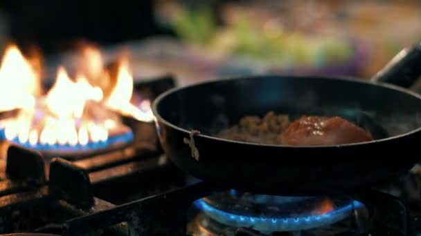 Großaufnahme Koch mit Zutaten für Sauce. Männlicher Koch rührt Gemüse in Pfanne. — Stockvideo