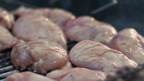 Close-up rauwe kipfilet roosteren op grill outdoor. Kalkoenborsten, koel. — Stockvideo