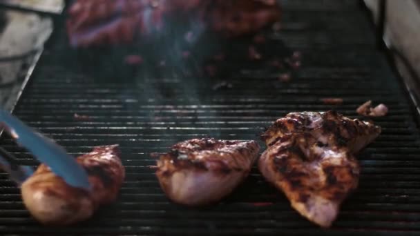 Closeup kip filet grillen buiten. Lekker kippenvlees roosterend op grill. — Stockvideo