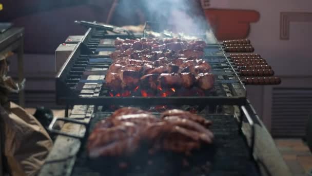 Chef man cooking bbq meat on grill. Chef hands cooking kebabs at brazier. — Stock Video