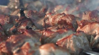 Makro bbq et ızgara şiş sıcak kömür üzerine.