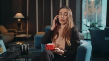 Lobi otelinde konuşan bir iş kadını. İş kadını arıyor.