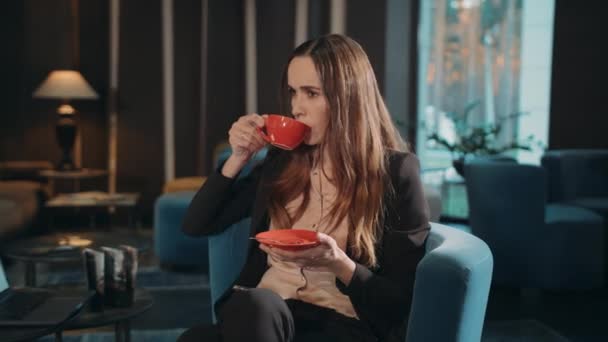 Business woman drinking tea in hotel lobby. Businesswoman drinking coffee — Stock Video