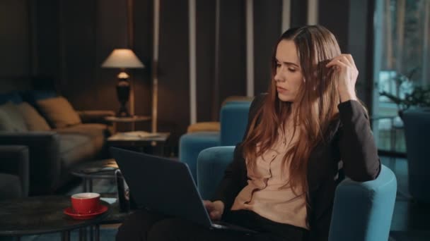 호텔 로비에서 노트북 컴퓨터를 하는 비지니스 여성. 노트를 사용하는 여자 — 비디오