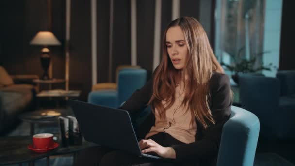 Unhappy woman sitting with laptop computer in office. Upset business woman — Αρχείο Βίντεο