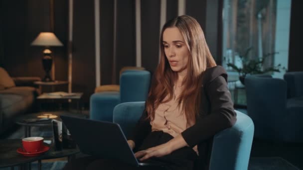 Gelukkig zakenvrouw werken laptop computer in hotel lounge — Stockvideo