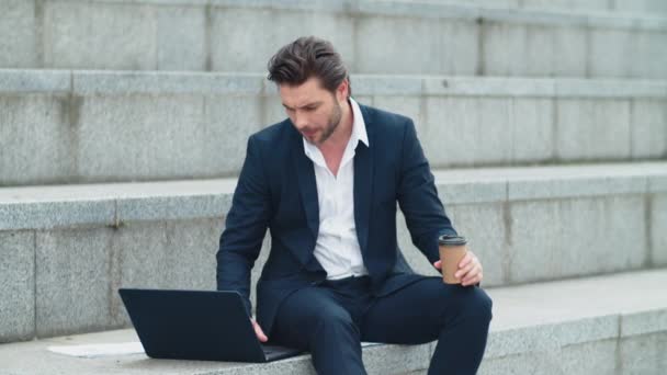 Hombre de negocios leyendo buenas noticias en la pantalla del ordenador portátil. Gerente celebrando victoria — Vídeos de Stock