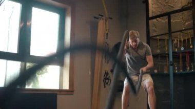 Spor kulübünde yakışıklı fitness adamı eğitimi. Spor salonunda erkek eğitimi.