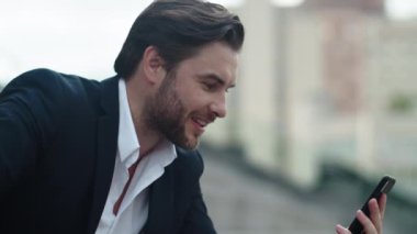 İş adamı akıllı telefondan görüntülü konuşma yapıyor. Cep telefonu kullanan profesyonel