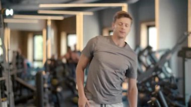 Spor kulübünde ısınan ciddi bir fitness adamı. Sporcu spor salonunda egzersiz yapıyor.