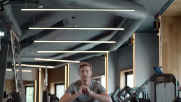 건장 한 보디빌더 가 체육관에서 쪼그려 앉는다. 건강 센터 에서 뛰는 스 포오츠 맨. — 비디오