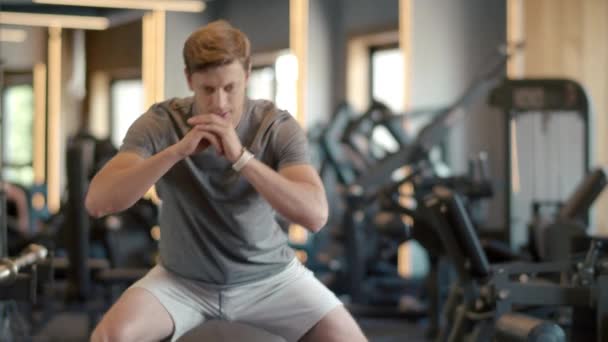 Stark man som får crossfit att värmas upp på gymmet. Sportsman gör knäböj i sportklubben — Stockvideo